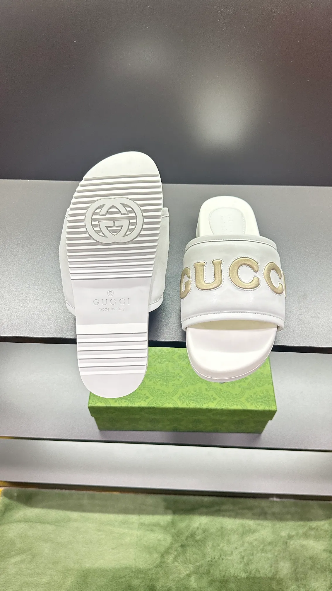 [G Family Couple Style] P: 320💰Female size 36~40 Men's size 39~45, (46. Custom-made GG slippers for men and women. This slipper is made of GG polyester fiber and is decorated with a Gucci label on the front, which adds a striking logo feel to the style. Beige GG recycled polyester fiber, same size for men and women, leather trim